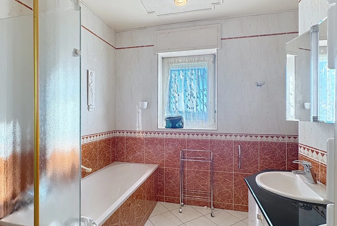 Maison de maître à Courcelles-sur-Nied - 165m², terrain de 2100m², 5 chambres 