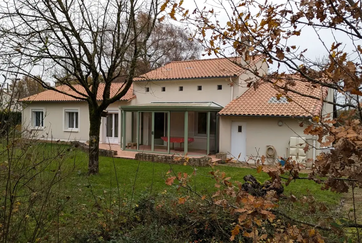 Maison familiale 4 chambres avec espace bois proche de Niort 