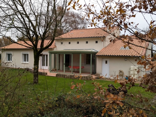 Maison familiale 4 chambres avec espace bois proche de Niort