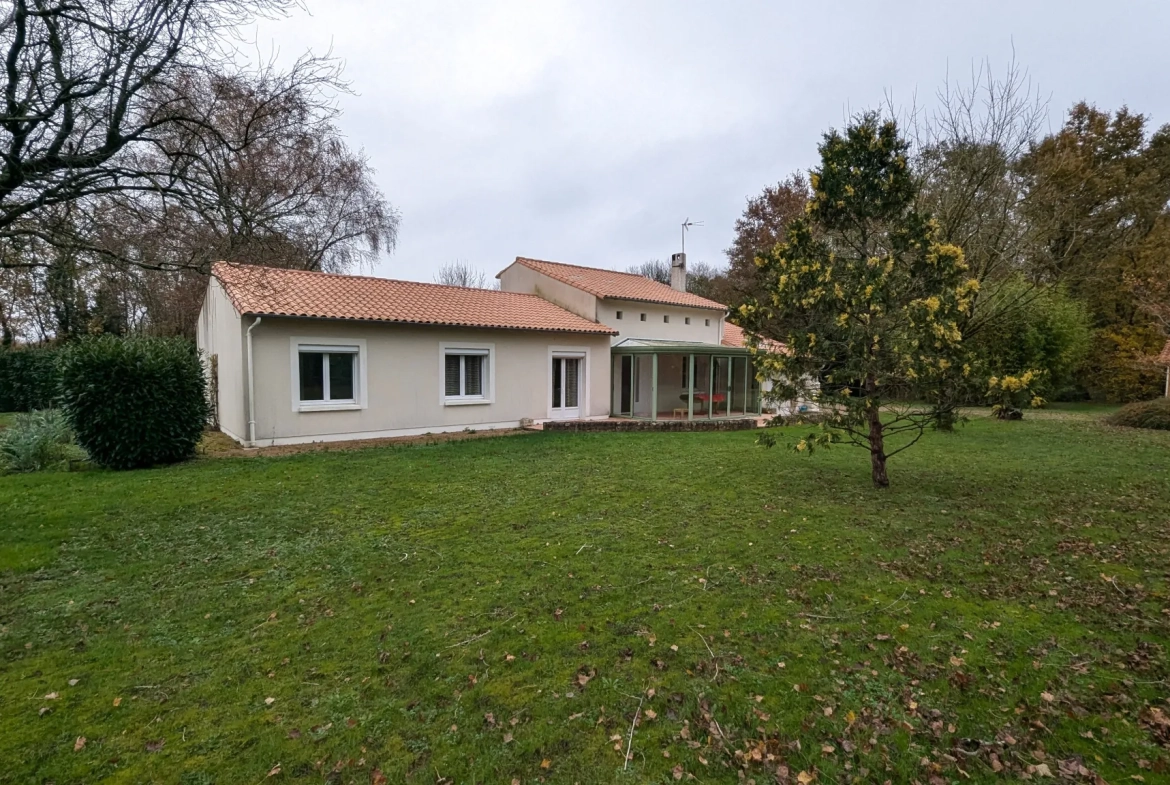 Maison familiale 4 chambres avec espace bois proche de Niort 