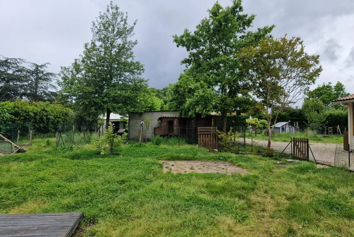 Maison de plain-pied à vendre à Saint Vivien de Médoc, 130 m² avec jardin et garages 