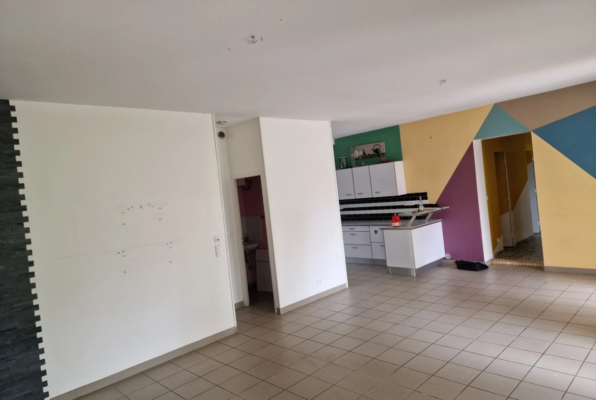 Maison de plain-pied à vendre à Saint Vivien de Médoc, 130 m² avec jardin et garages 
