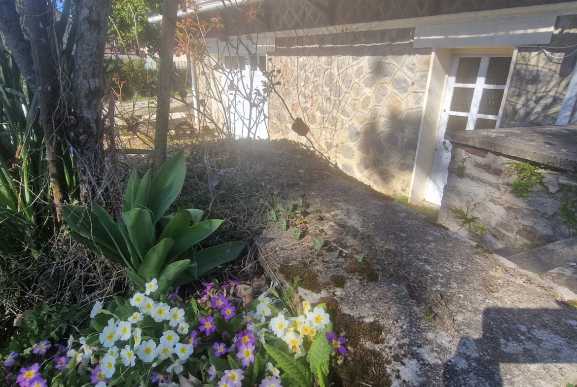 Charmante maison en pierre avec grand jardin à Lubersac, proche commodités 