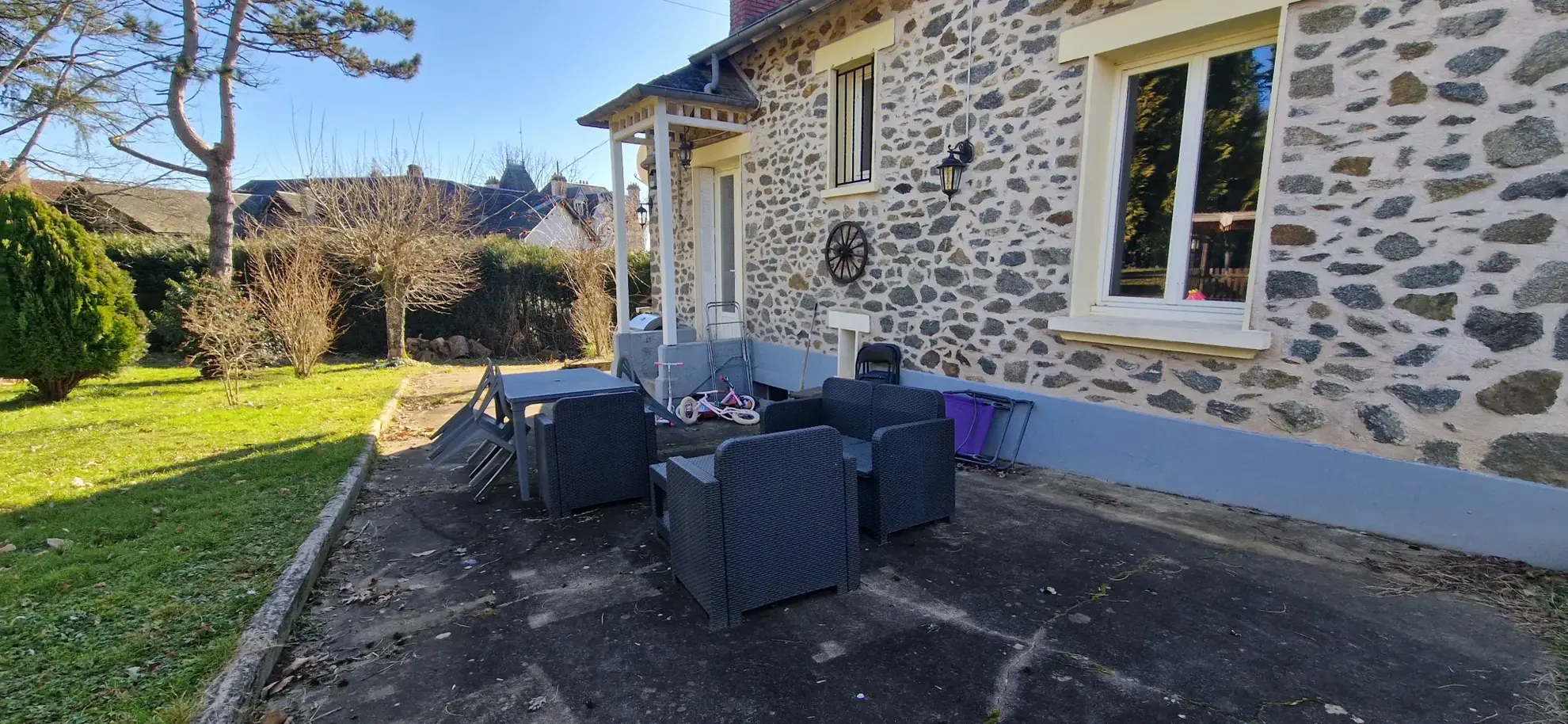 Charmante maison en pierre avec grand jardin à Lubersac, proche commodités 