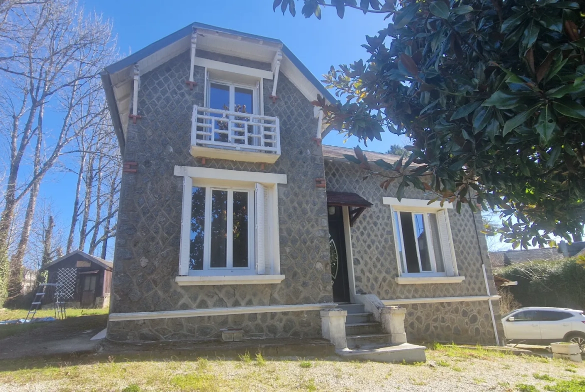 Charmante maison en pierre avec grand jardin à Lubersac, proche commodités 