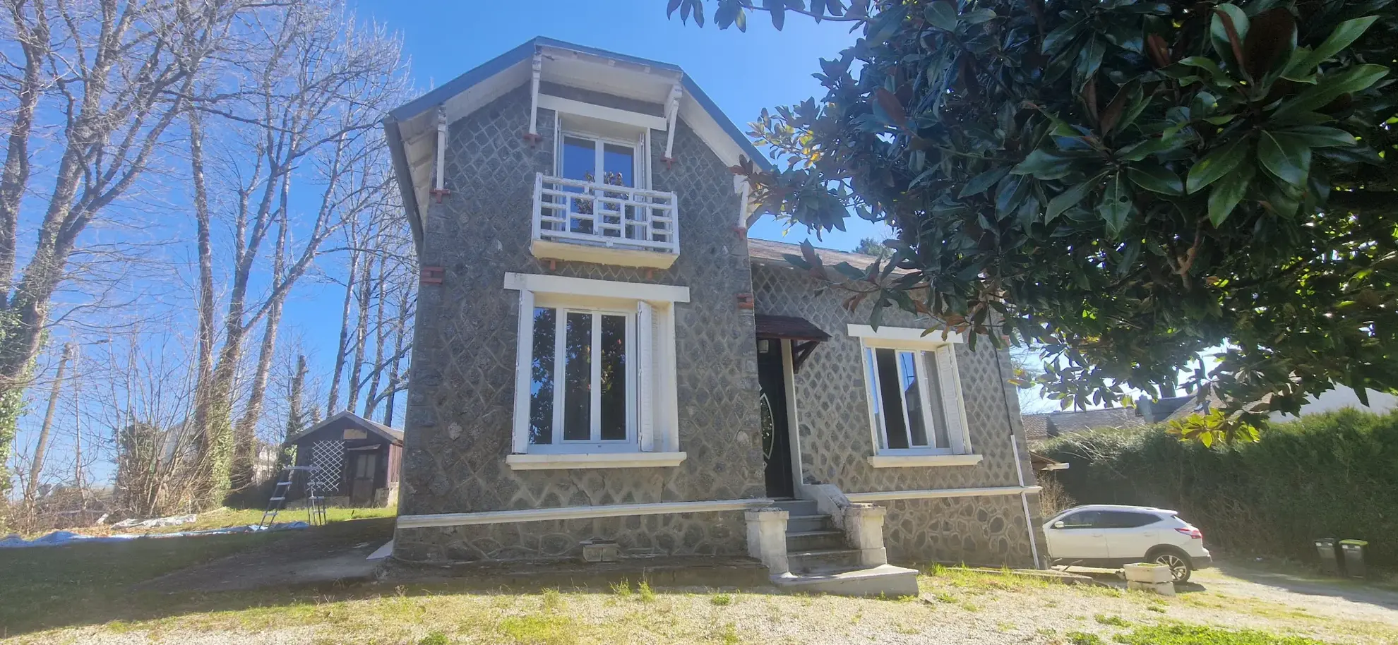 Charmante maison en pierre avec grand jardin à Lubersac, proche commodités 