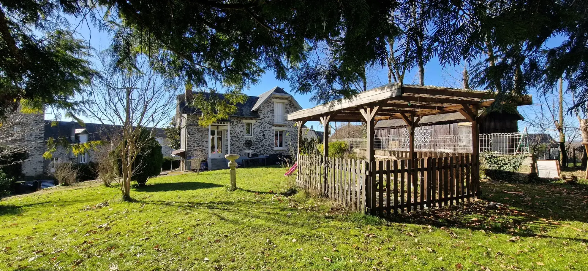 Charmante maison en pierre avec grand jardin à Lubersac, proche commodités 