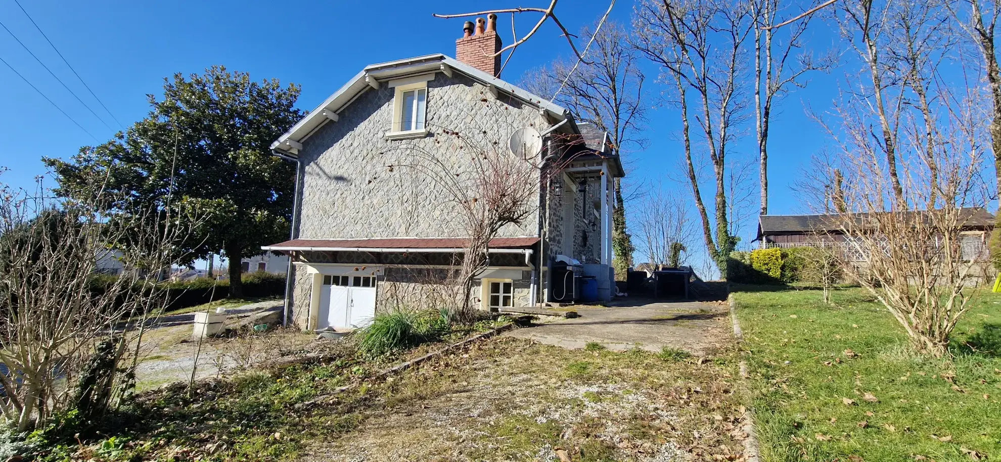 Charmante maison en pierre avec grand jardin à Lubersac, proche commodités 