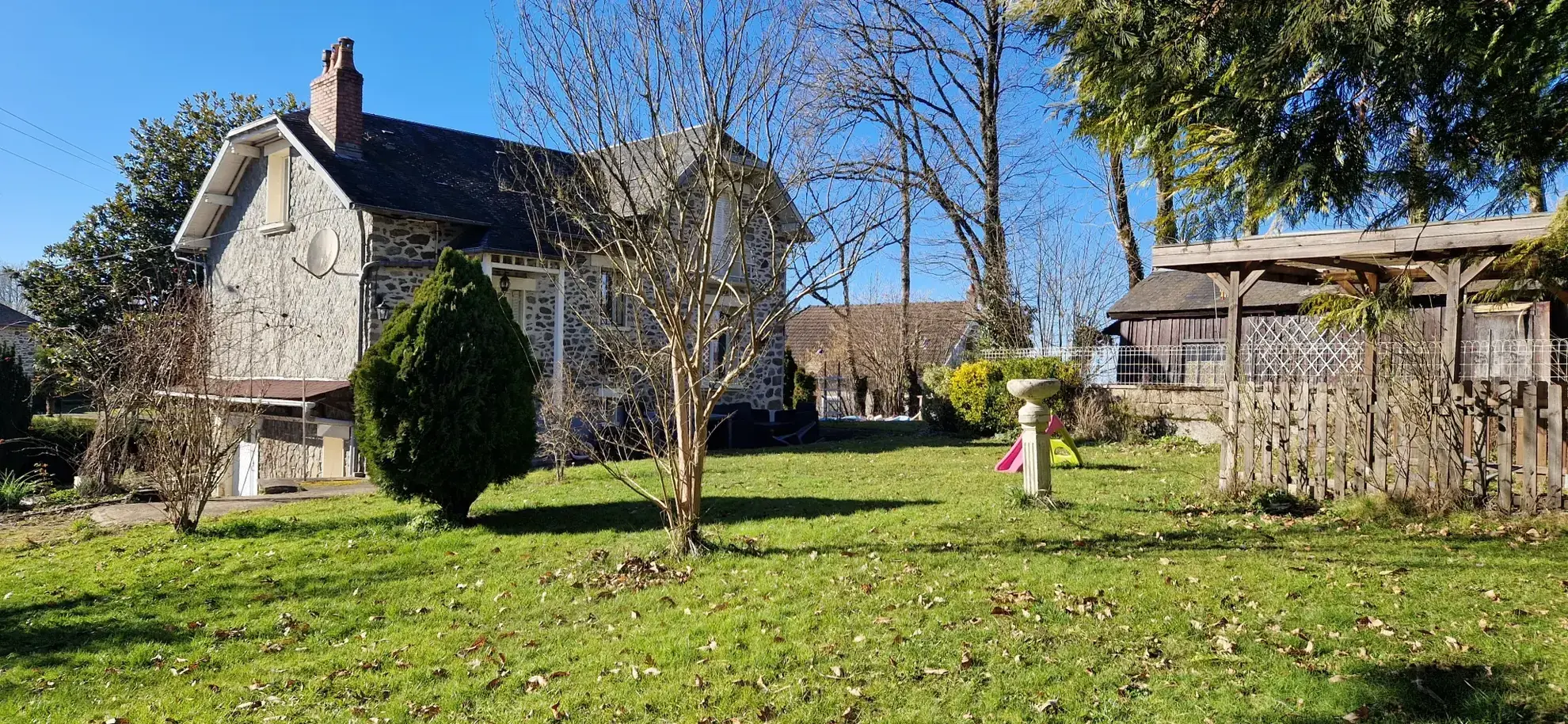 Charmante maison en pierre avec grand jardin à Lubersac, proche commodités 