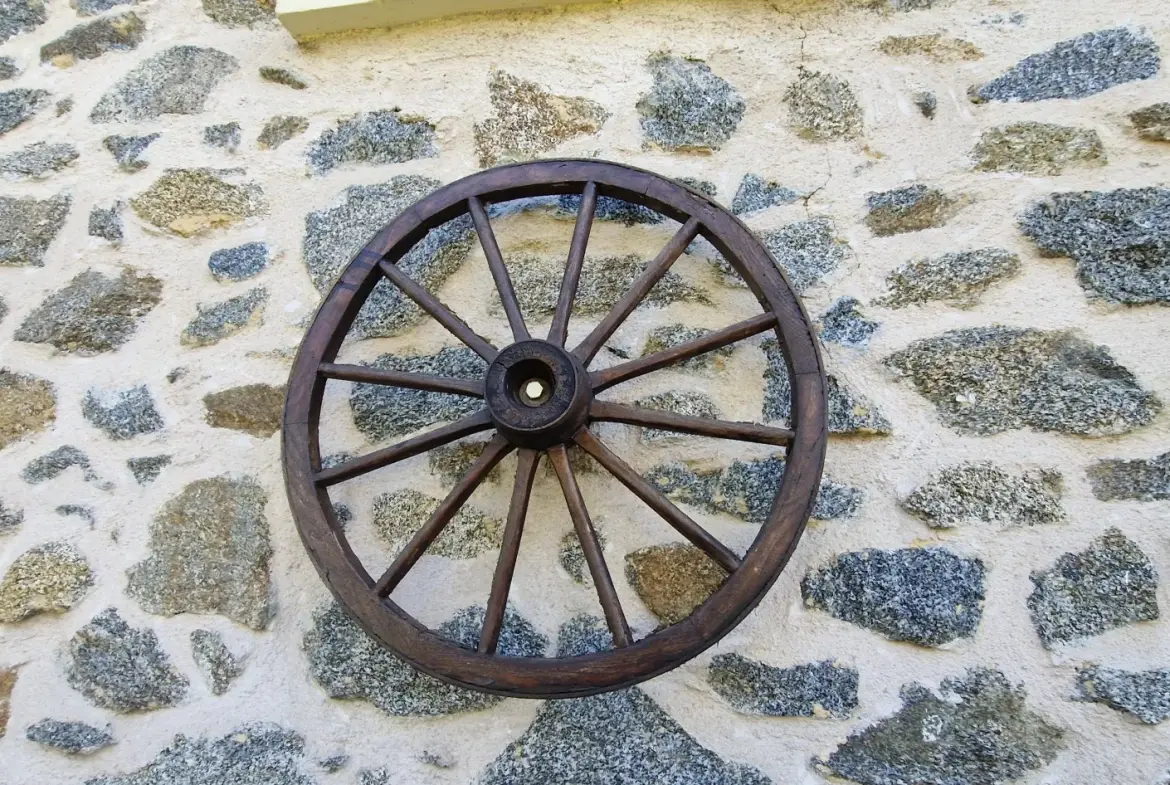 Charmante maison en pierre avec grand jardin à Lubersac, proche commodités 