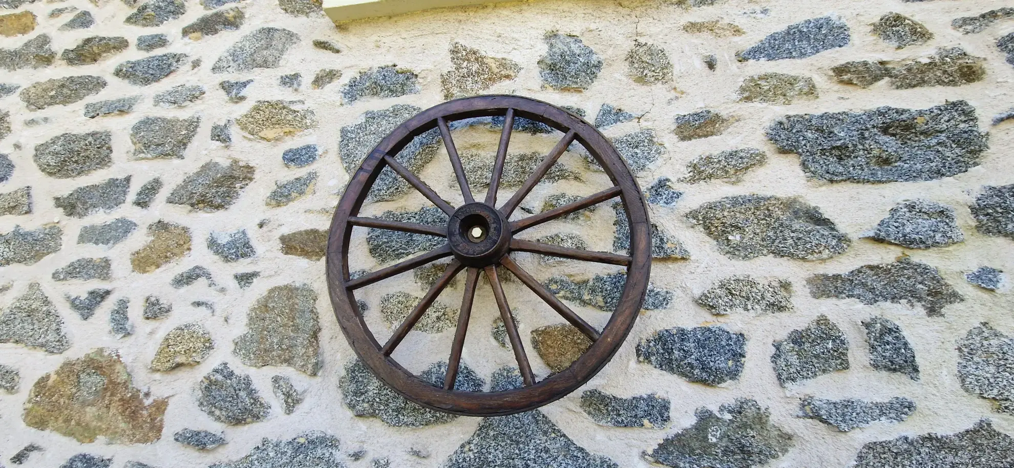 Charmante maison en pierre avec grand jardin à Lubersac, proche commodités 