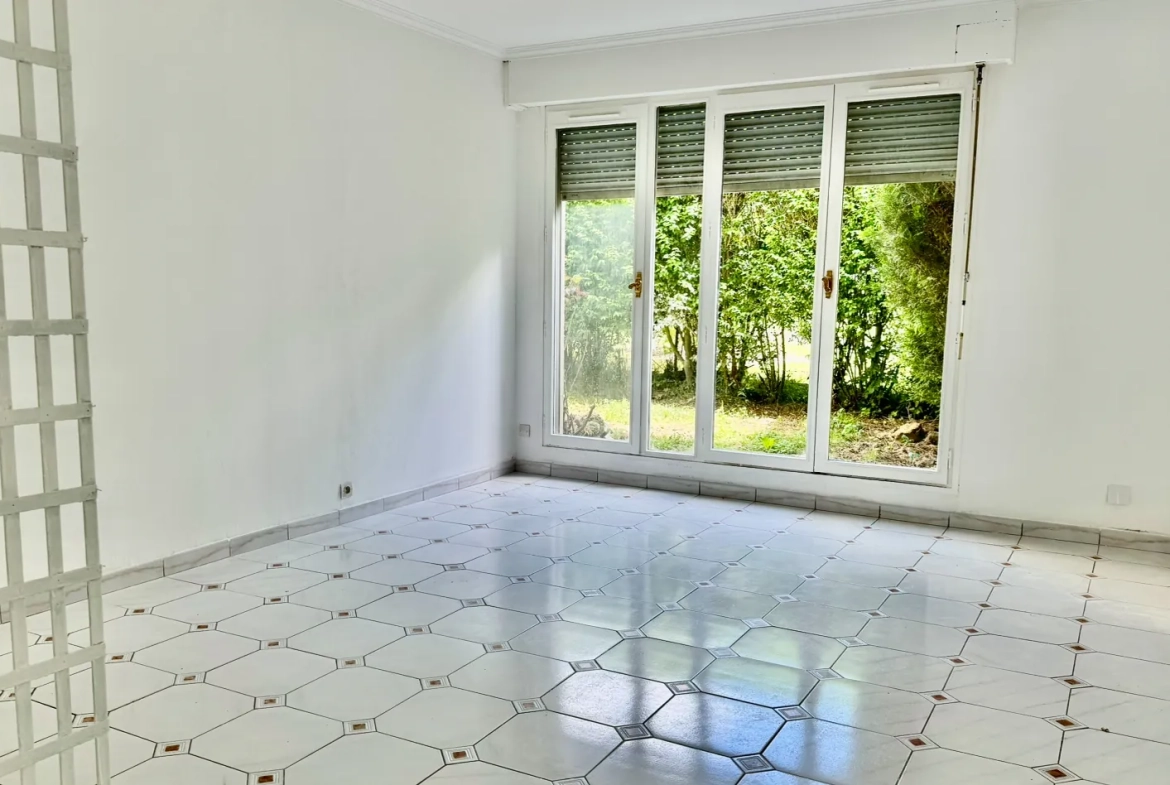 Appartement 3 pièces lumineux de 63 m² à Trappes avec jardin et parking 