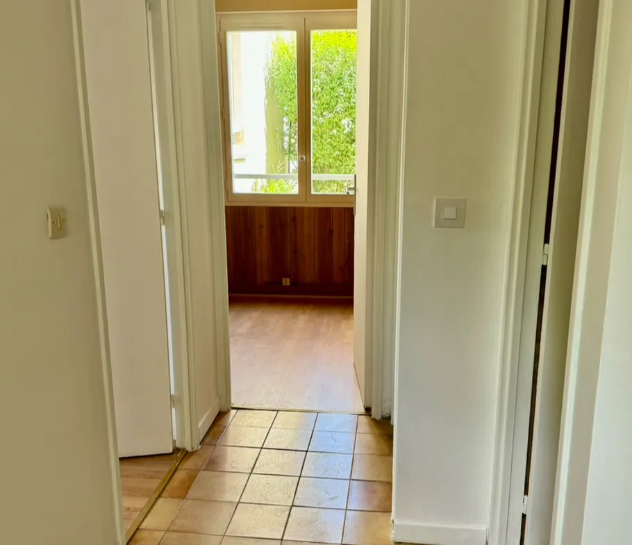 Appartement 3 pièces lumineux de 63 m² à Trappes avec jardin et parking 