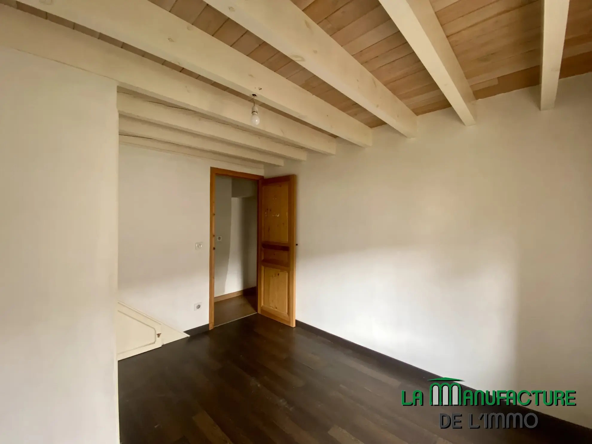 Maison individuelle à Bussy Albieux avec dépendances et terrain clos - Résidence calme 