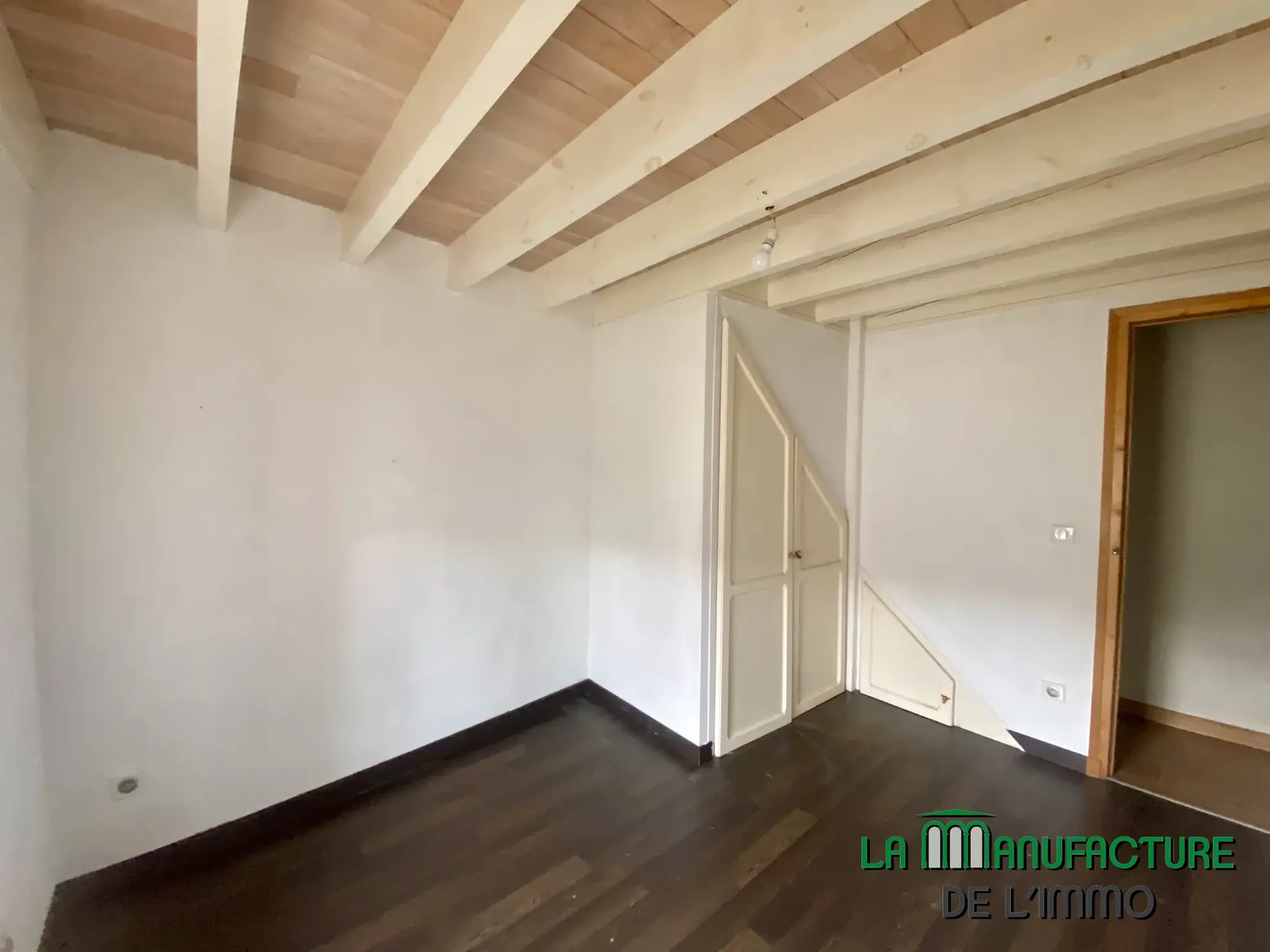 Maison individuelle à Bussy Albieux avec dépendances et terrain clos - Résidence calme 
