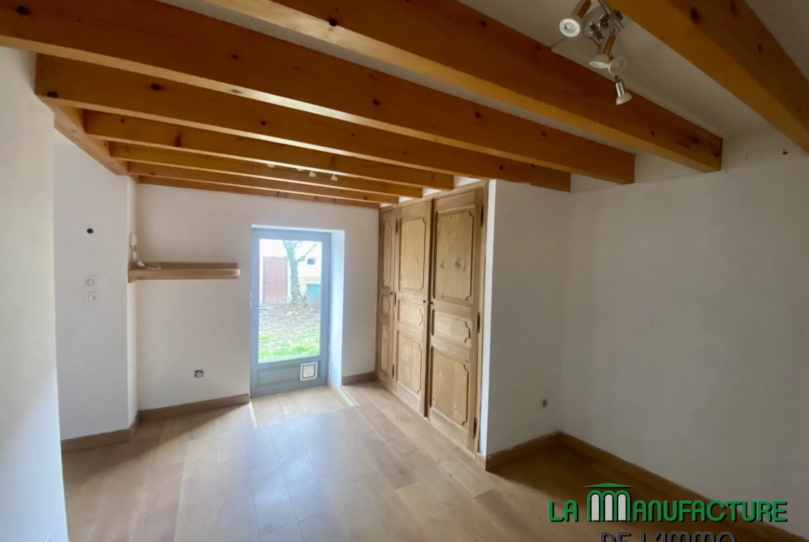 Maison individuelle à Bussy Albieux avec dépendances et terrain clos - Résidence calme 