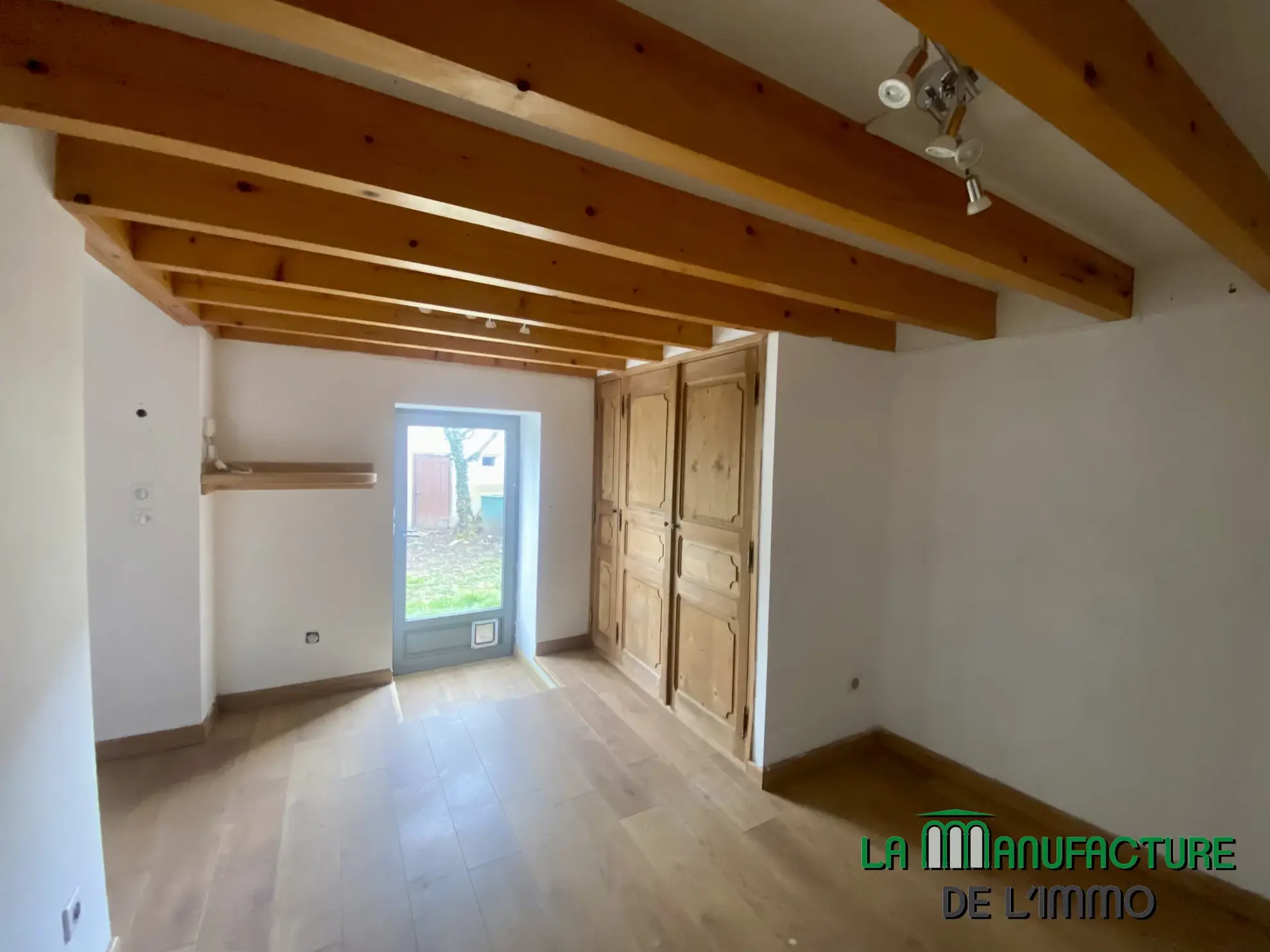 Maison individuelle à Bussy Albieux avec dépendances et terrain clos - Résidence calme 