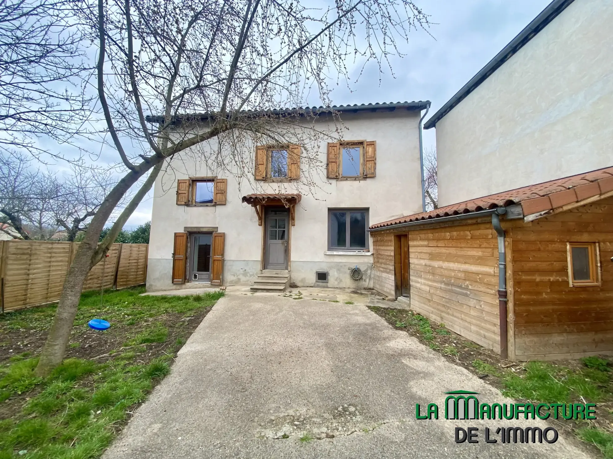 Maison individuelle à Bussy Albieux avec dépendances et terrain clos - Résidence calme 