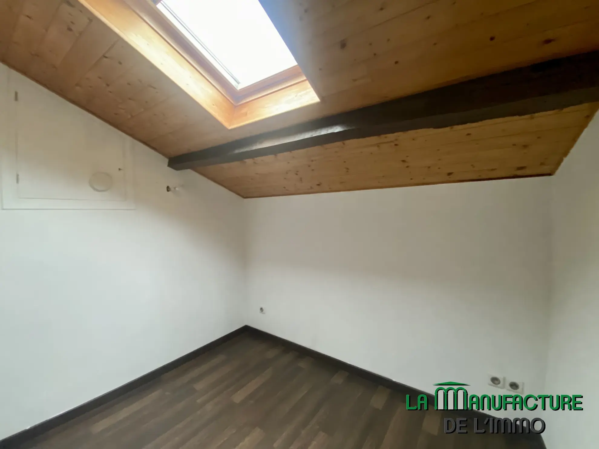 Maison individuelle à Bussy Albieux avec dépendances et terrain clos - Résidence calme 