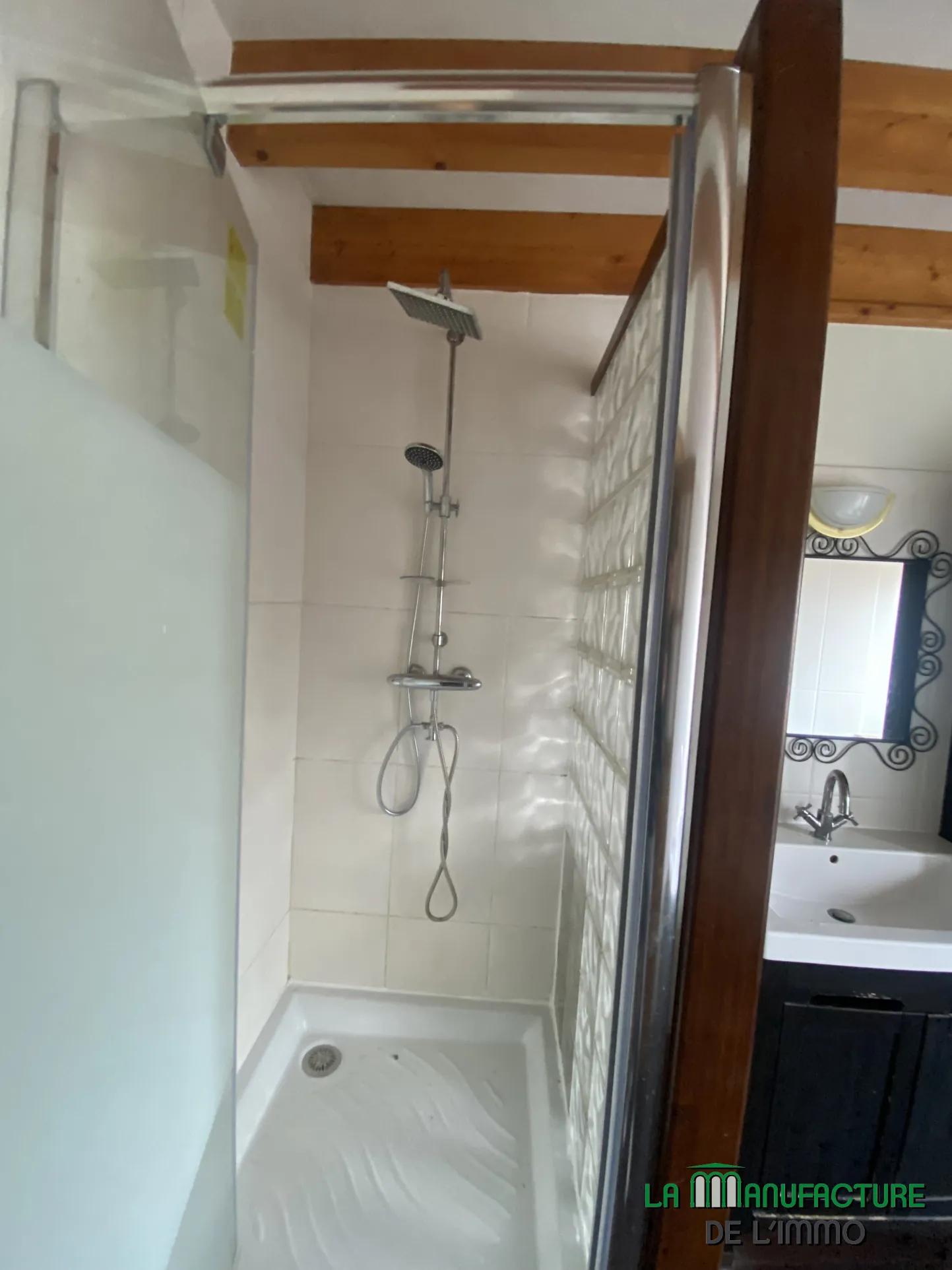 Maison individuelle à Bussy Albieux avec dépendances et terrain clos - Résidence calme 
