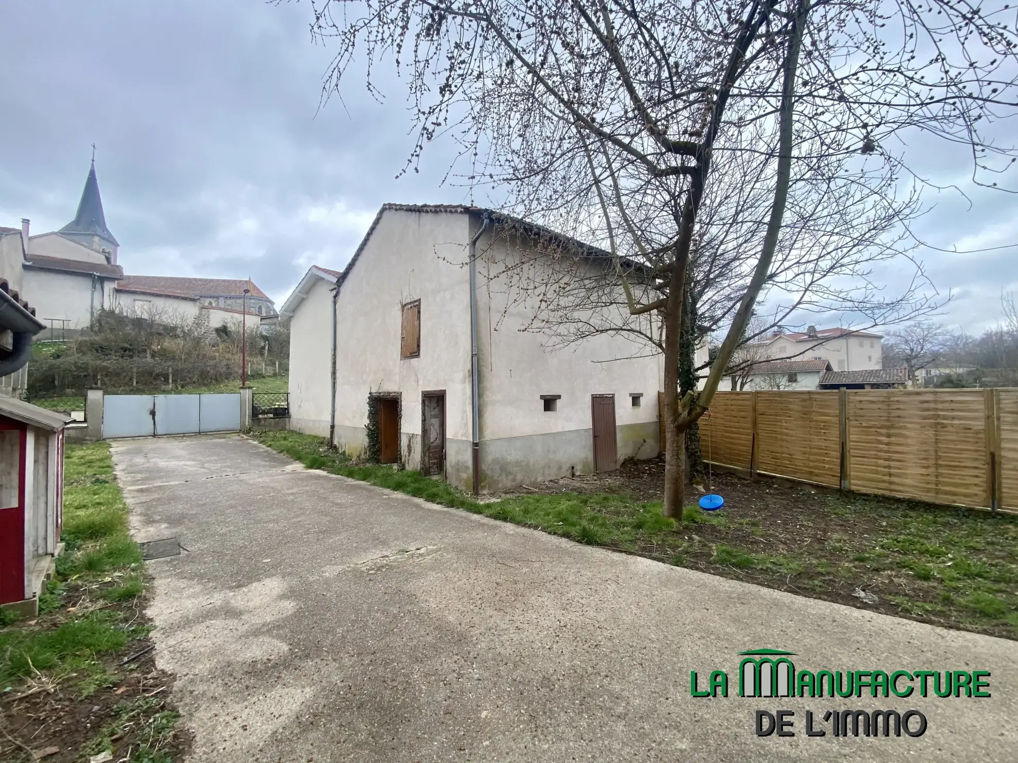 Maison individuelle à Bussy Albieux avec dépendances et terrain clos - Résidence calme 