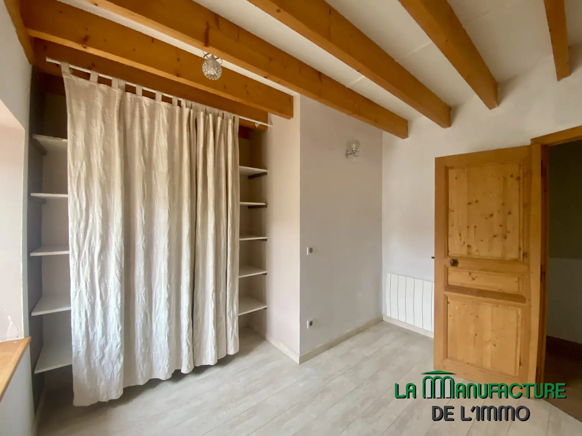 Maison individuelle à Bussy Albieux avec dépendances et terrain clos - Résidence calme 