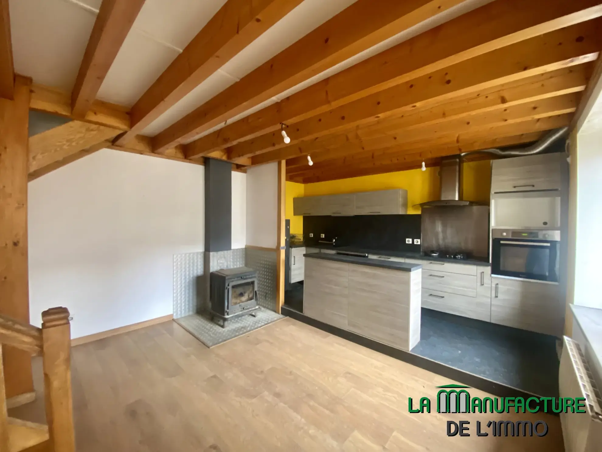 Maison individuelle à Bussy Albieux avec dépendances et terrain clos - Résidence calme 