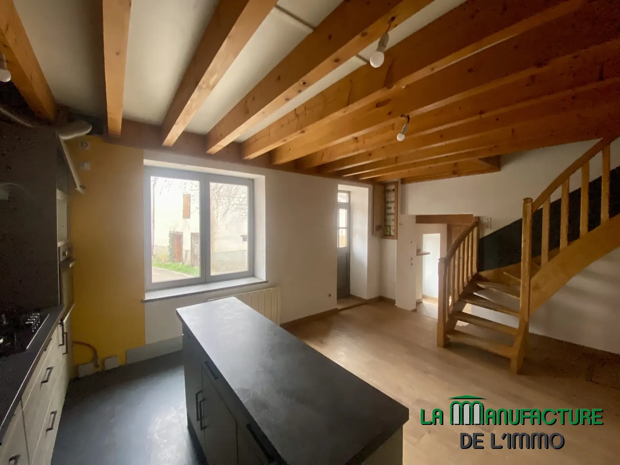 Maison individuelle à Bussy Albieux avec dépendances et terrain clos - Résidence calme 