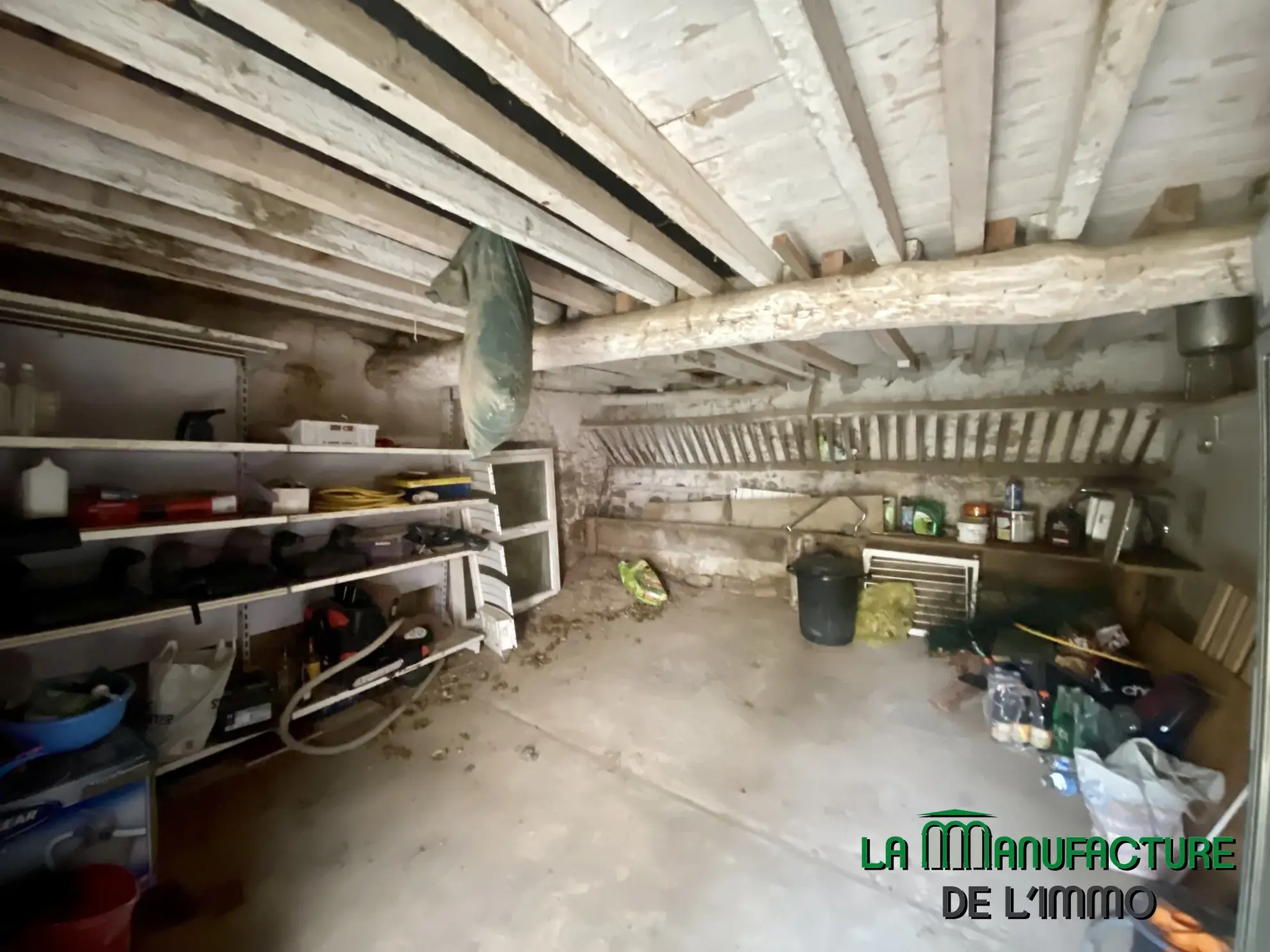 Maison individuelle à Bussy Albieux avec dépendances et terrain clos - Résidence calme 