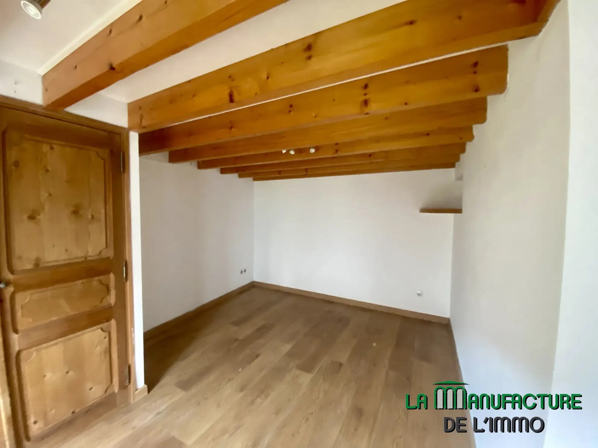 Maison individuelle à Bussy Albieux avec dépendances et terrain clos - Résidence calme 