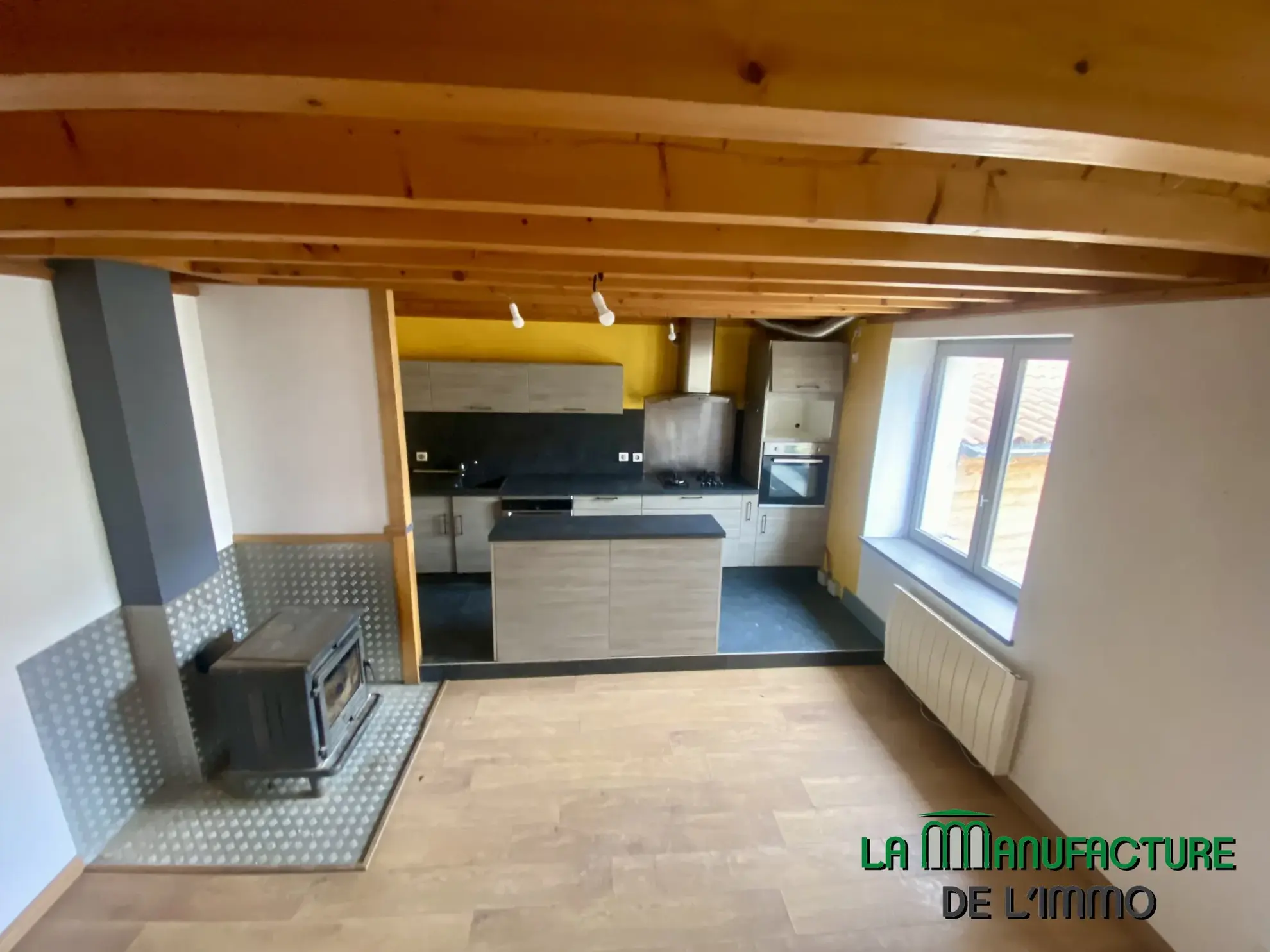 Maison individuelle à Bussy Albieux avec dépendances et terrain clos - Résidence calme 