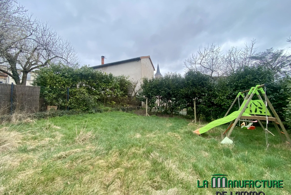 Maison individuelle à Bussy Albieux avec dépendances et terrain clos - Résidence calme 