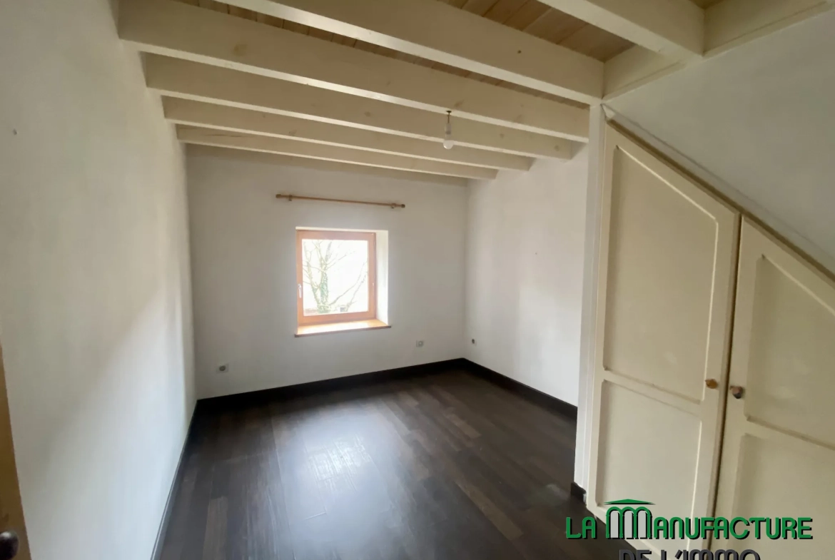 Maison individuelle à Bussy Albieux avec dépendances et terrain clos - Résidence calme 