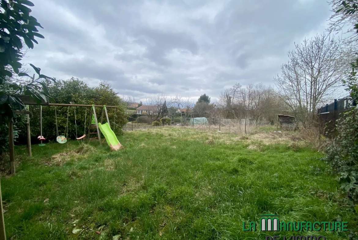 Maison individuelle à Bussy Albieux avec dépendances et terrain clos - Résidence calme 