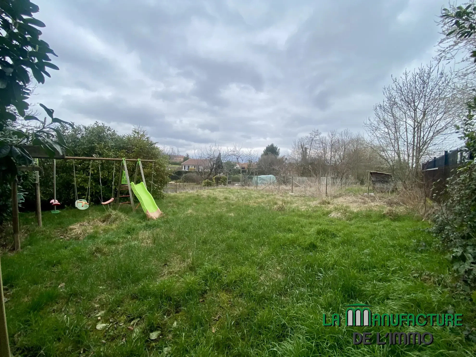 Maison individuelle à Bussy Albieux avec dépendances et terrain clos - Résidence calme 