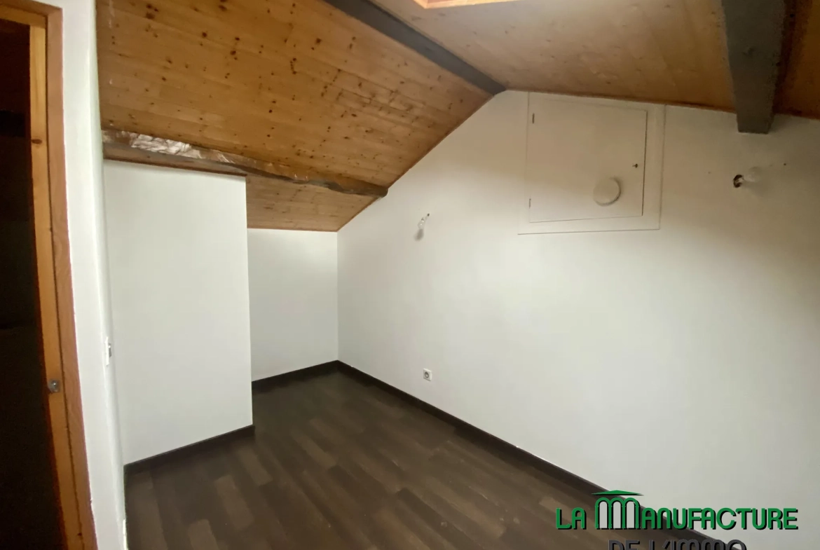 Maison individuelle à Bussy Albieux avec dépendances et terrain clos - Résidence calme 