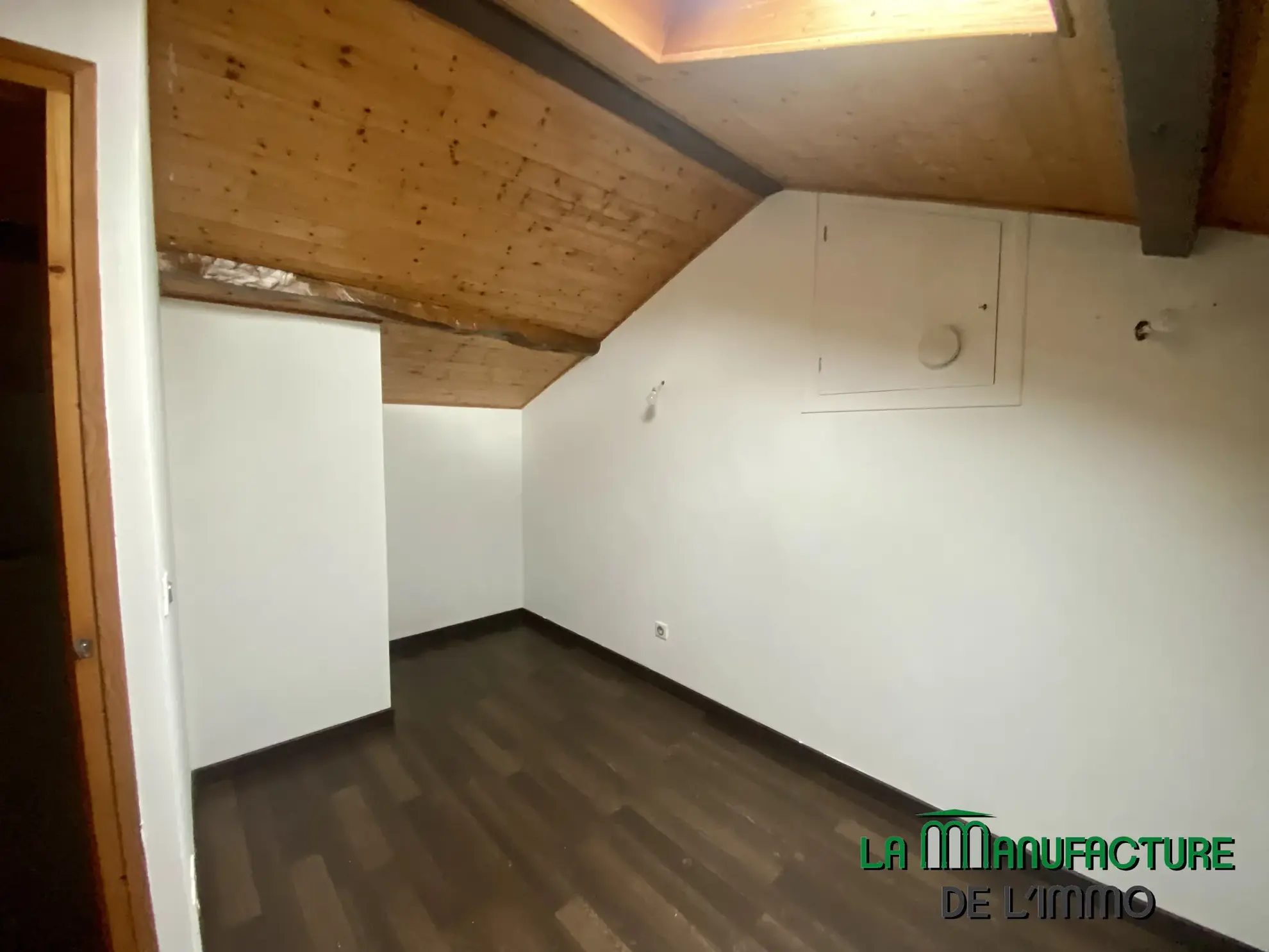 Maison individuelle à Bussy Albieux avec dépendances et terrain clos - Résidence calme 