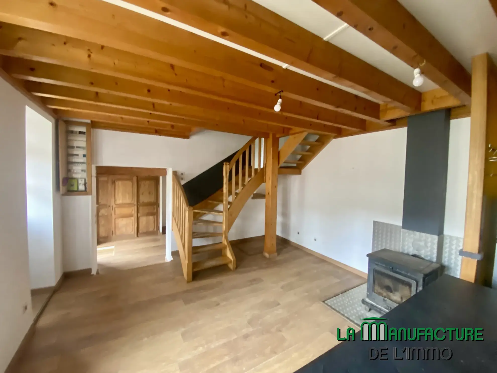 Maison individuelle à Bussy Albieux avec dépendances et terrain clos - Résidence calme 