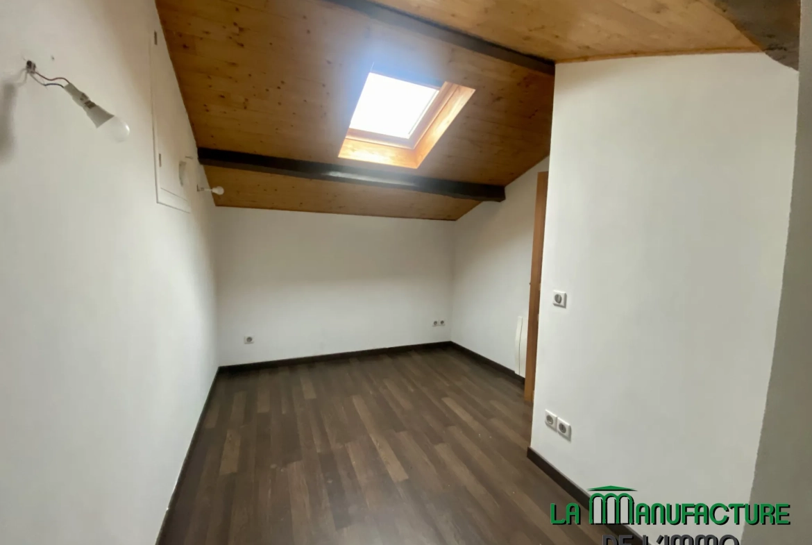 Maison individuelle à Bussy Albieux avec dépendances et terrain clos - Résidence calme 