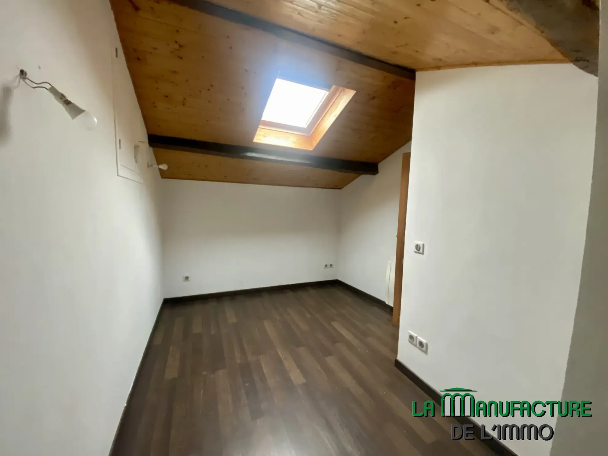 Maison individuelle à Bussy Albieux avec dépendances et terrain clos - Résidence calme 