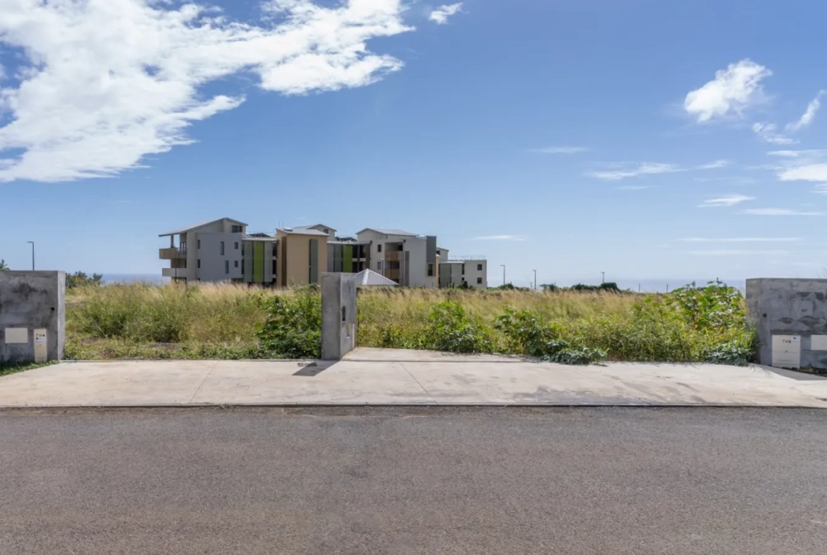 Terrain constructible de 298 m² à Sainte-Marie proche Beauséjour 