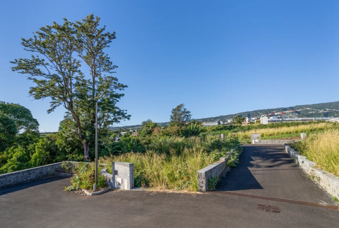 Terrain constructible de 298 m² à Sainte-Marie proche Beauséjour 