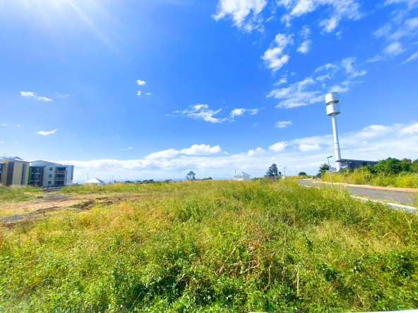 Terrain constructible de 298 m² à Sainte-Marie proche Beauséjour