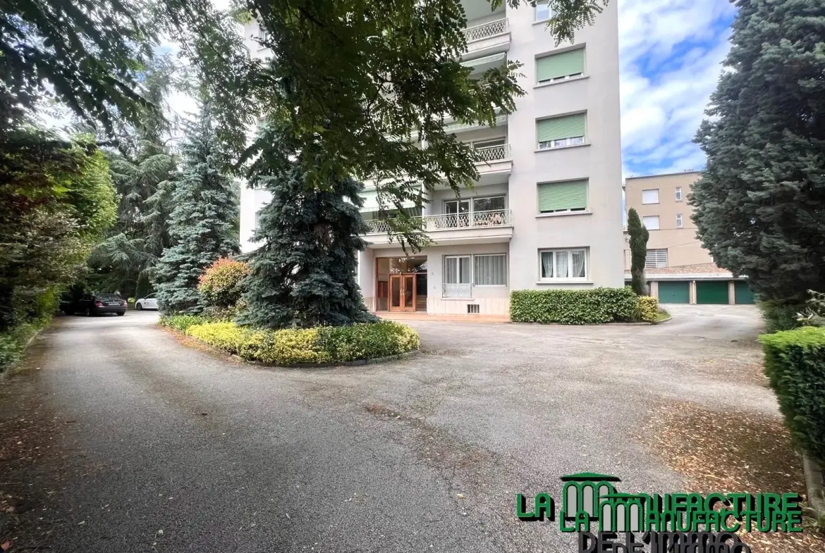 Appartement F5 lumineux avec balcons, cave et garage à Saint-Étienne Montieau 