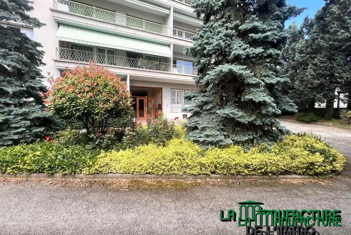 Appartement F5 lumineux avec balcons, cave et garage à Saint-Étienne Montieau 
