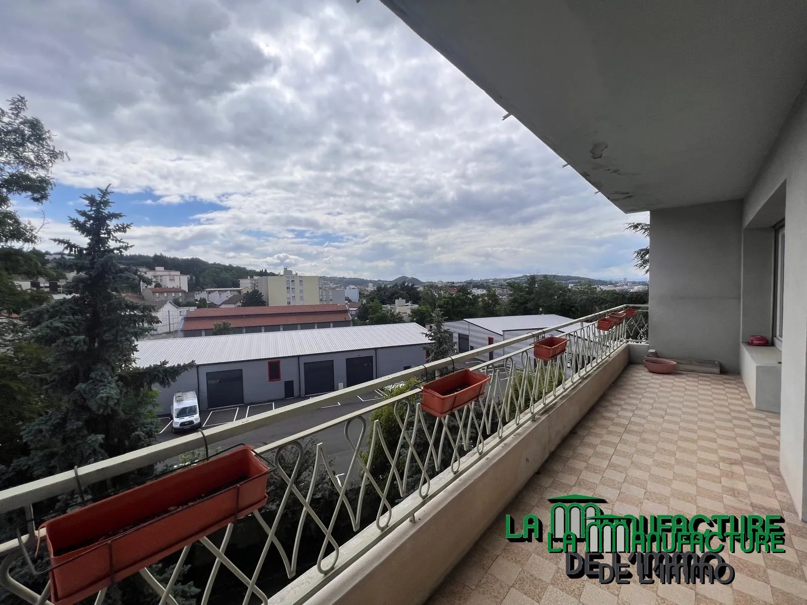 Appartement F5 lumineux avec balcons, cave et garage à Saint-Étienne Montieau 