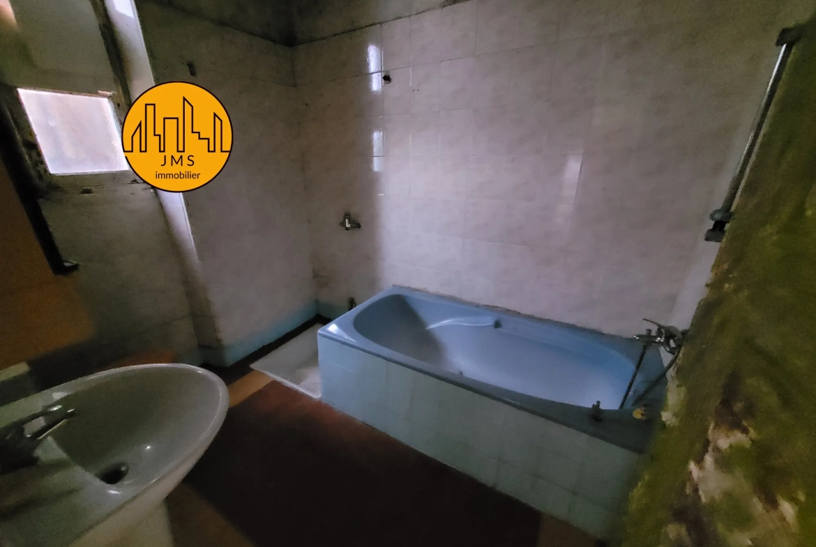 Maison à rénover à Villefranche d'Allier avec terrain de 580 m² 