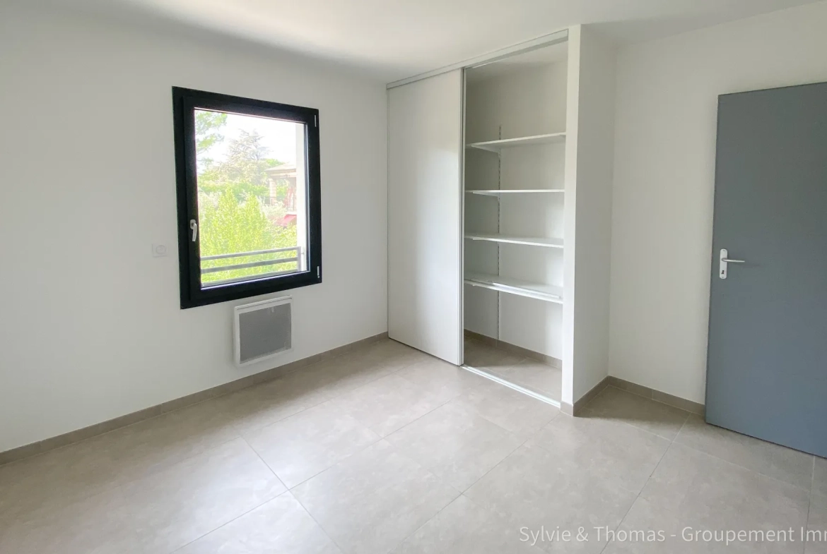 Maison neuve à Orange de 2020 avec garage, terrasse, cour et parking 