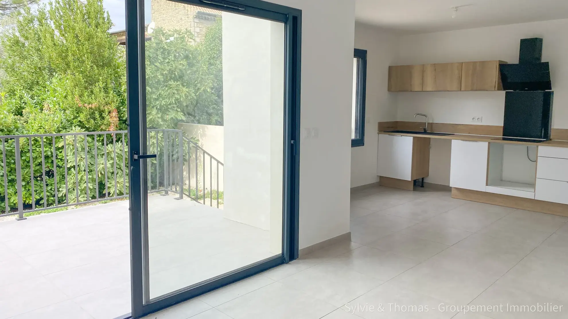 Maison neuve à Orange de 2020 avec garage, terrasse, cour et parking 
