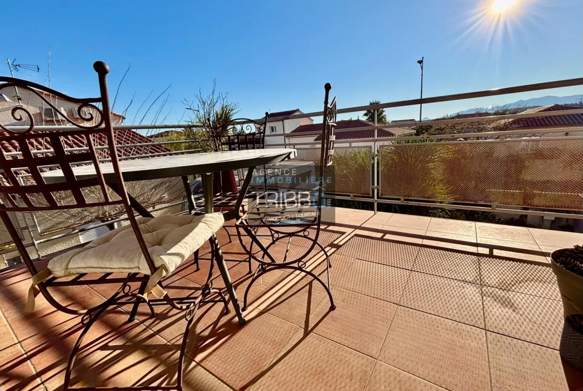 Appartement T4 avec terrasse, garage et vue à Pollestres 
